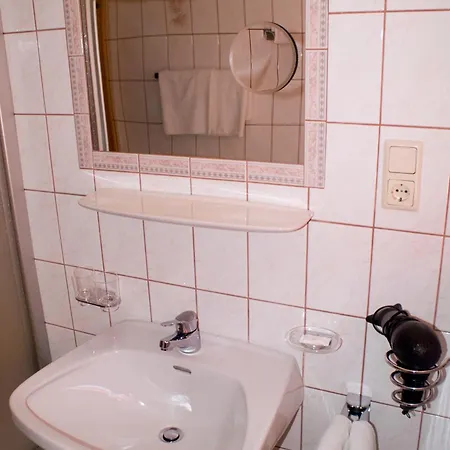 ゲストハウス Gaestehaus Resi *